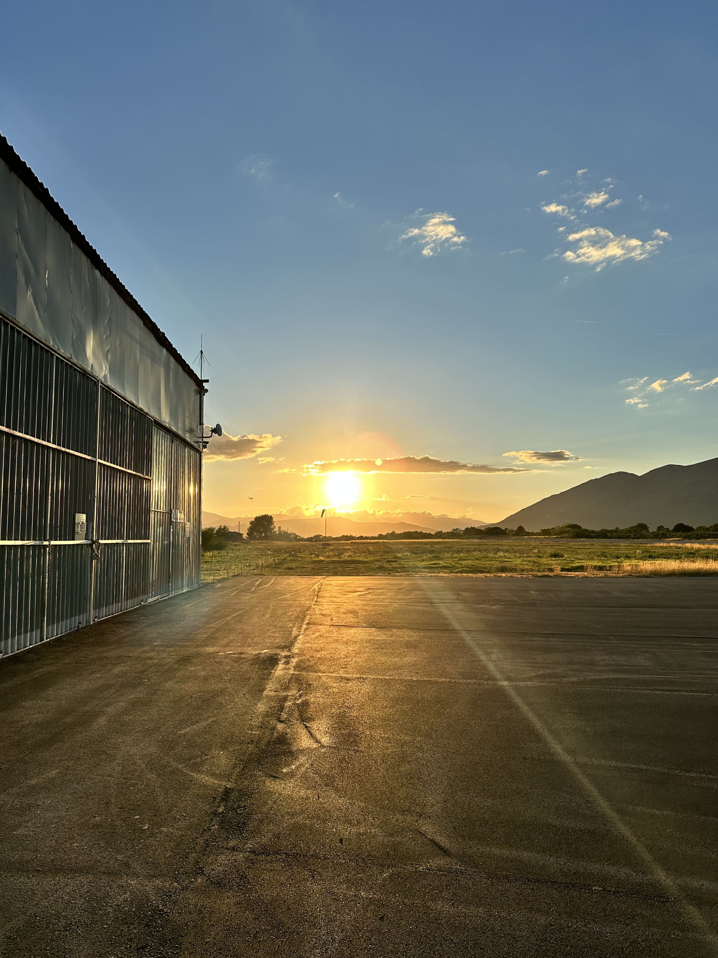 L'hangar dell'aviosuperficie al tramonto