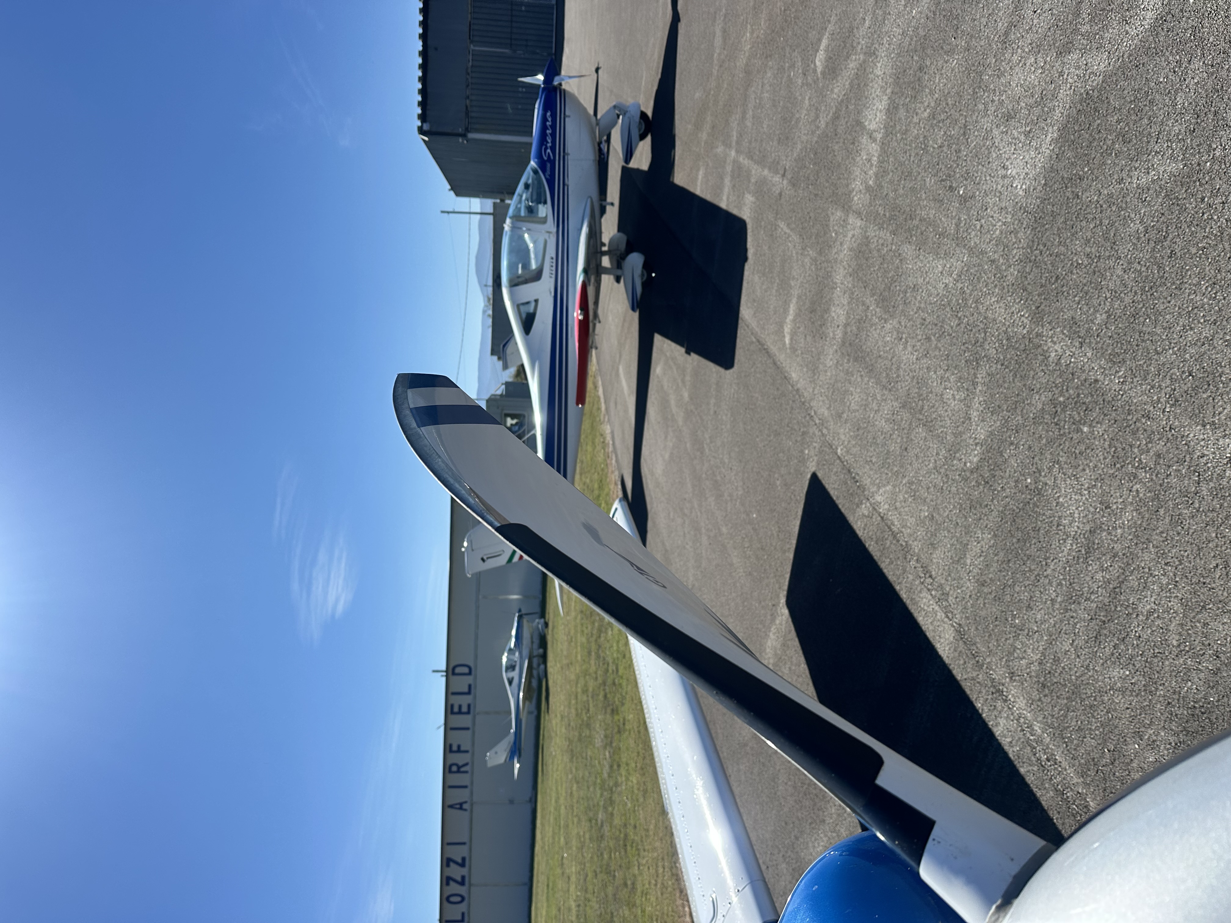 Un velivolo Tecnam dell'Aeroclub con le montagne innevate sullo sfondo